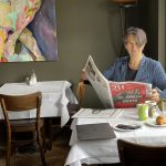 Künstler und Dauergast Mark Scheibe beim Frühstück im Hotel Art Nouveau in Berlin