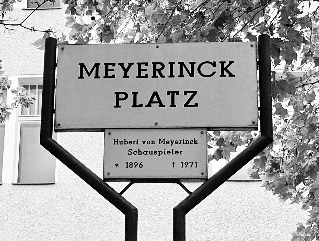 Die Meyerinck-Gedenktafel am gleichnamigen Platz in Berlin