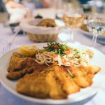 Schnitzel mit Linguine zum Dinner in Berlin-Charlottenburg.