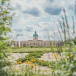 Schloss Charlottenburg von Außen im Frühling bei blauem Himmel.