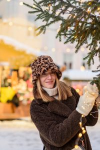 Frau am Weihnachtsbaum in Berlin