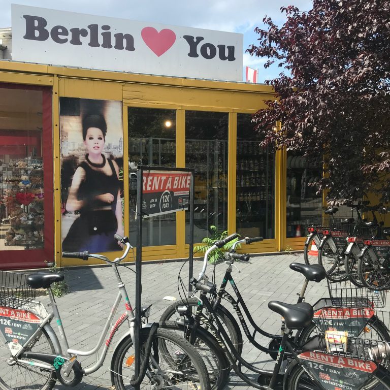 Fahrräder von einer Verleih-Firma stehen am Straßenrand in Berlin zum Leihen für Touristen.