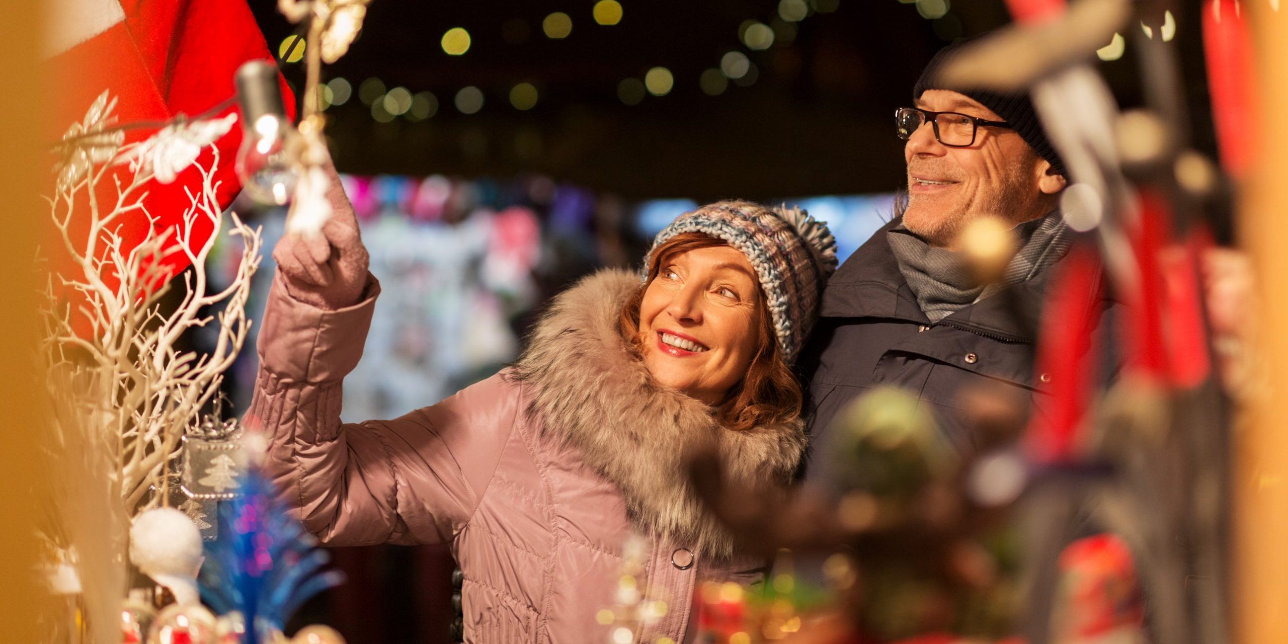 Urlauber auf einen Adventsmarkt in Berlin